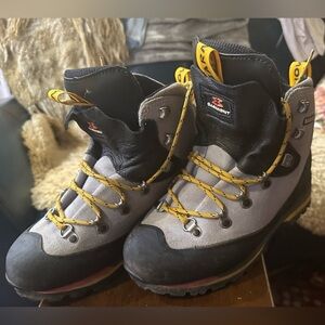 Garmont Mountaineering Hiking Boots EUC